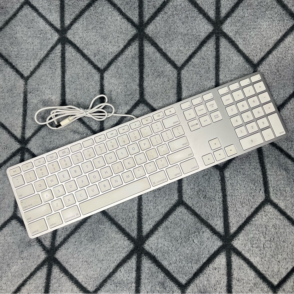Apple A1243 Wired USB Keyboard w Numeric Keypad V